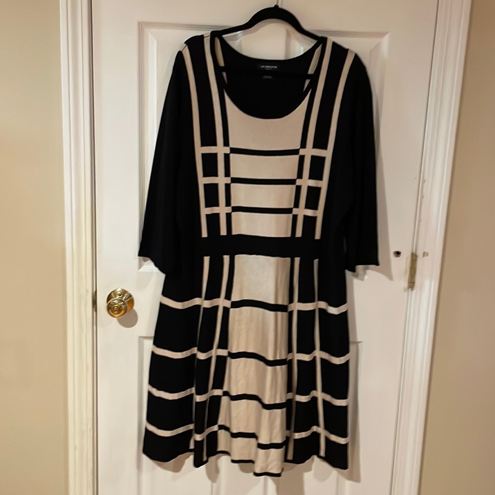 Liz Claiborne 2x -knit blend dress. It has a geometric blk/ cream design.